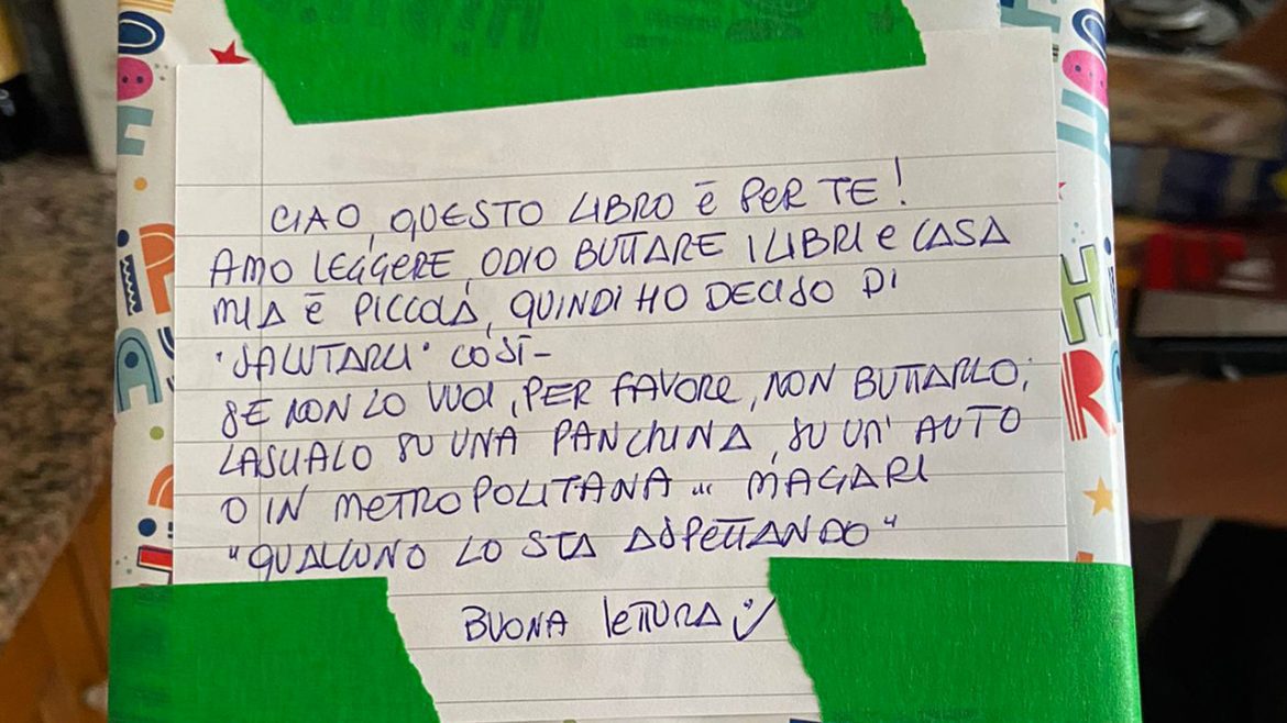 Un livre cadeau trouvé sur une voiture à l'Esselunga de Rho