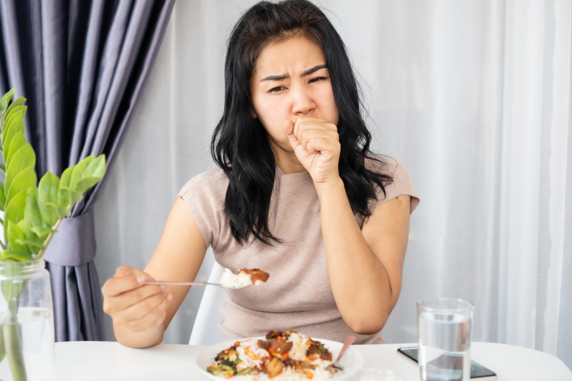 Alerte d'un gastro-entérologue sur un signe du cancer de l'œsophage