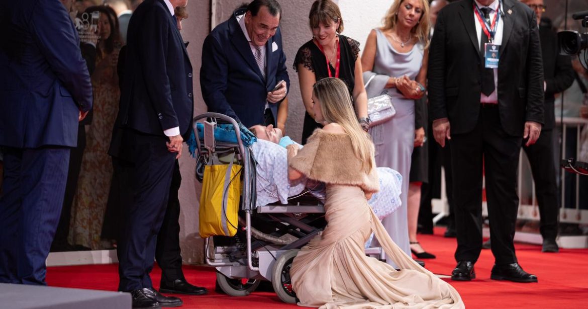 Angelina Jolie émeut sur le tapis rouge de Venise