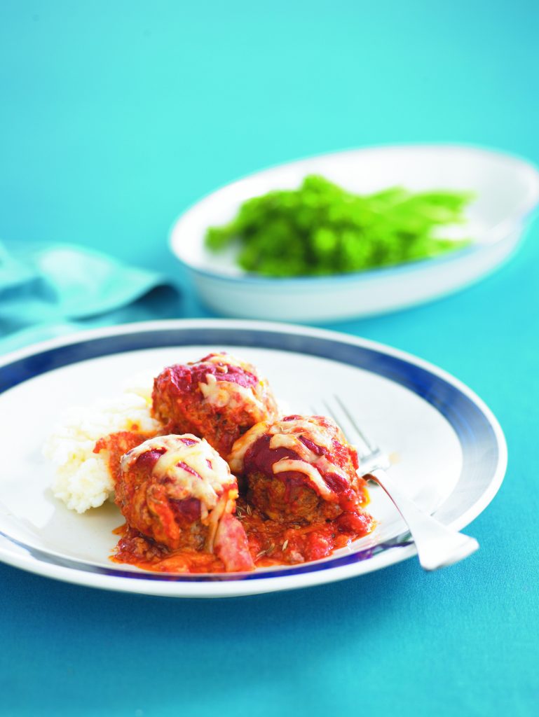 Boulettes d'agneau au fromage et tomates en sauce