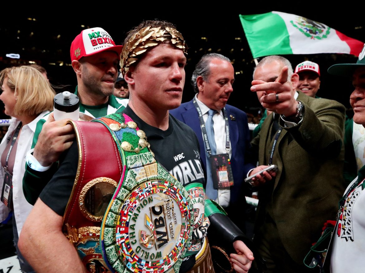 Canelo Alvarez conserve ses ceintures en battant Berlanga