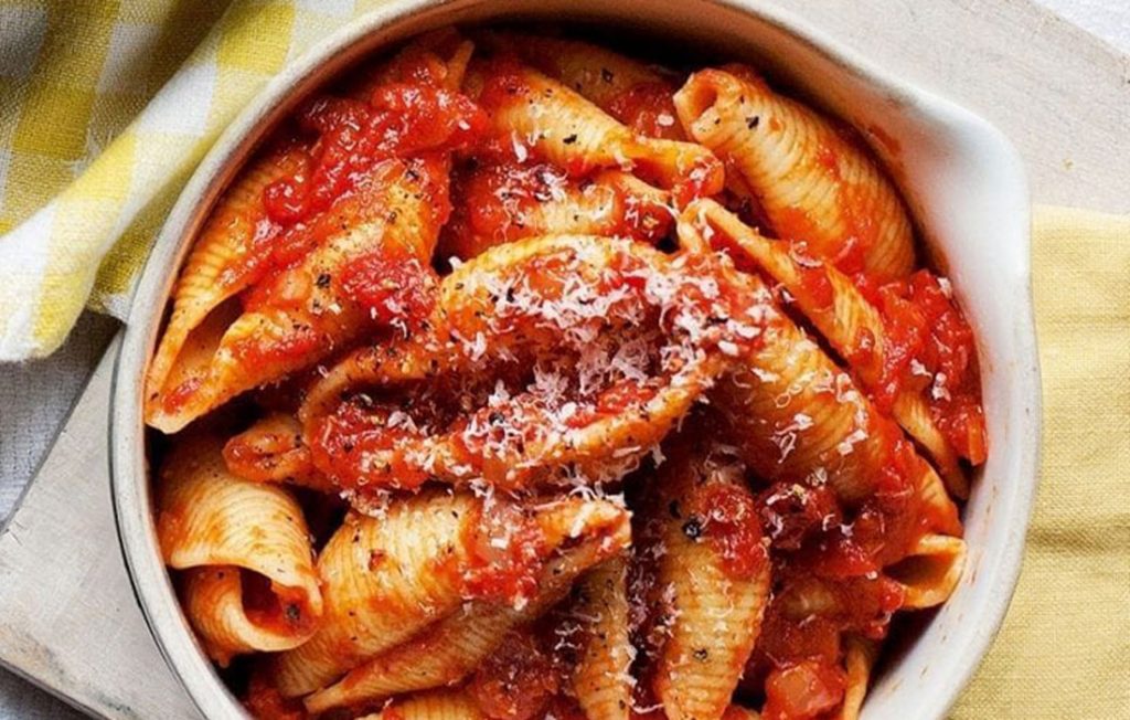 Pâtes conchiglie saines dans une savoureuse sauce tomate