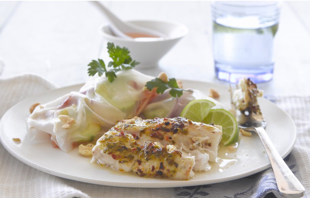 Poisson au citron vert avec rouleaux de légumes épicés