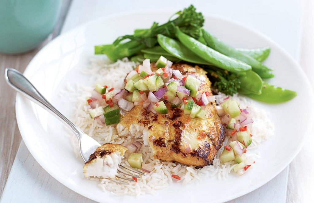 Poisson tandoori avec salsa de concombre et légumes vapeur