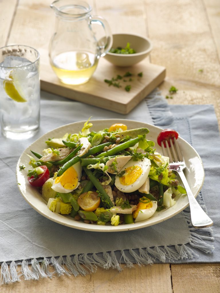 Savourez la fraîcheur d'une salade niçoise au poulet!