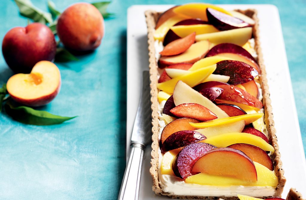 Tarte estivale aux fruits sur pâte de petit épeautre et chia