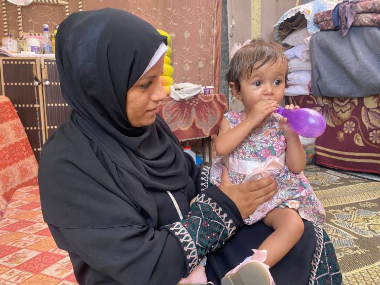 Une enfant d'un an pesant 5 kg souffre de malnutrition dans le cadre de la famine en cours dans le nord de Gaza