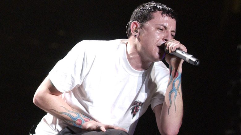 Chester Bennington avec les cheveux noirs en train de chanter