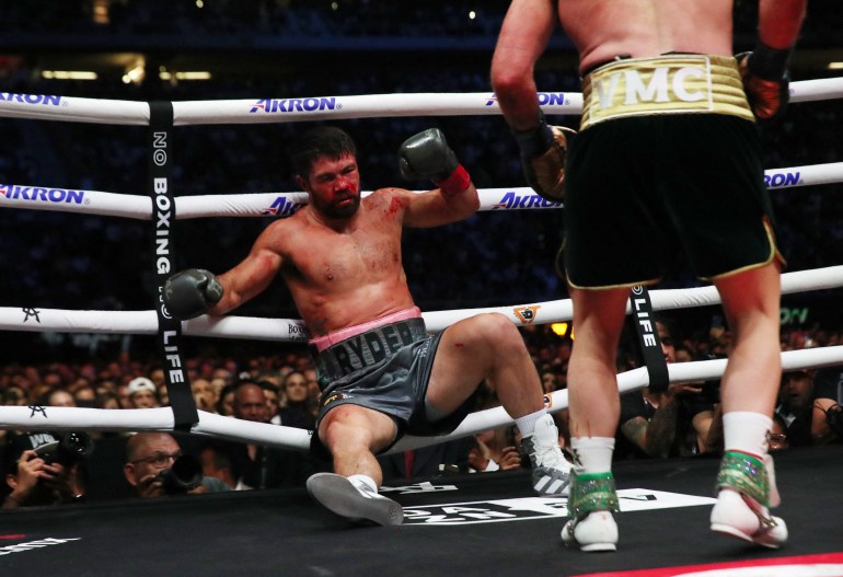 John Ryder se fait assener un coup par Saul ‘Canelo’ Alvarez