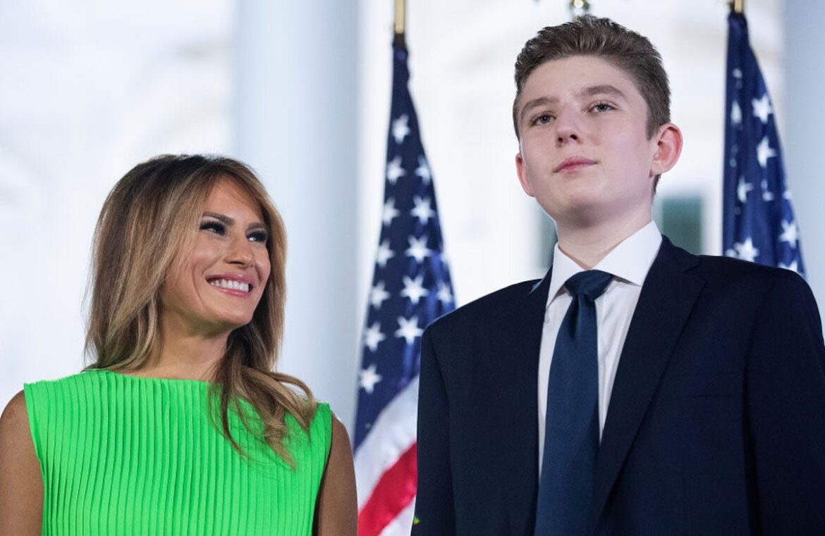 Barron Trump excelle à NYU selon sa mère Melania Trump