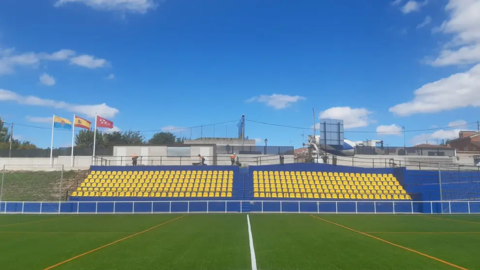 Le terrain de football municipal La Chopera de Villamanta après les réparations suite à la DANA.