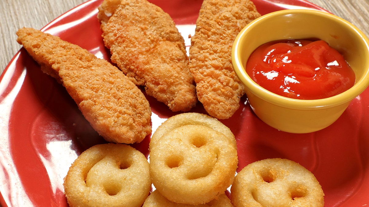 Frites et doigts de poulet avec ketchup