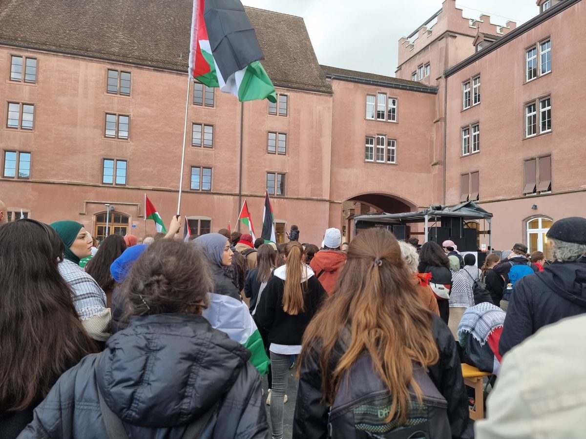 Des manifestants écoutent le discours.