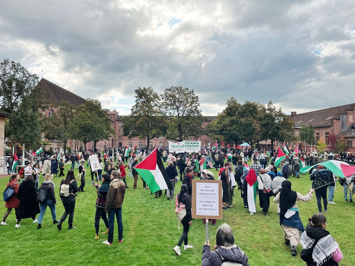 Arrivée des manifestants à la caserne.