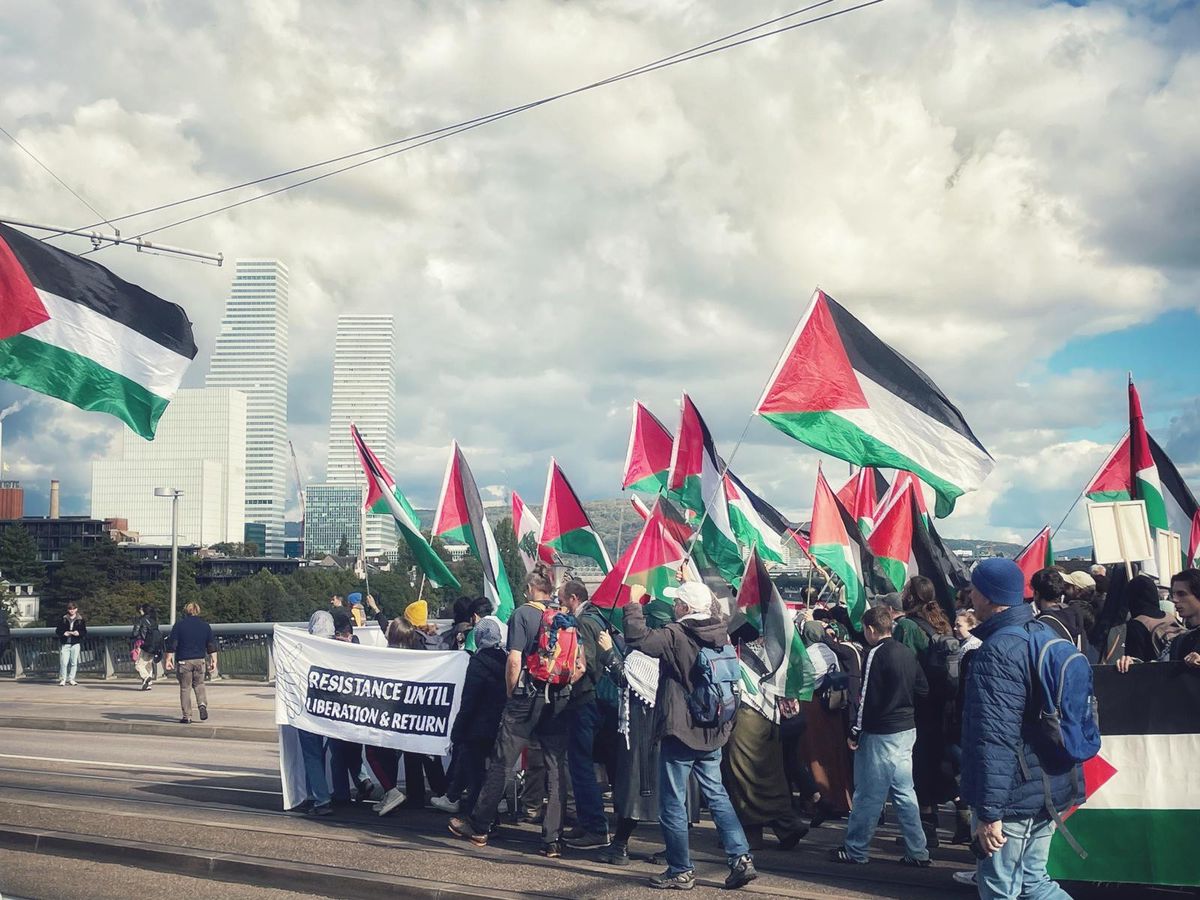 Les manifestants traversent la Wettsteinbrücke.