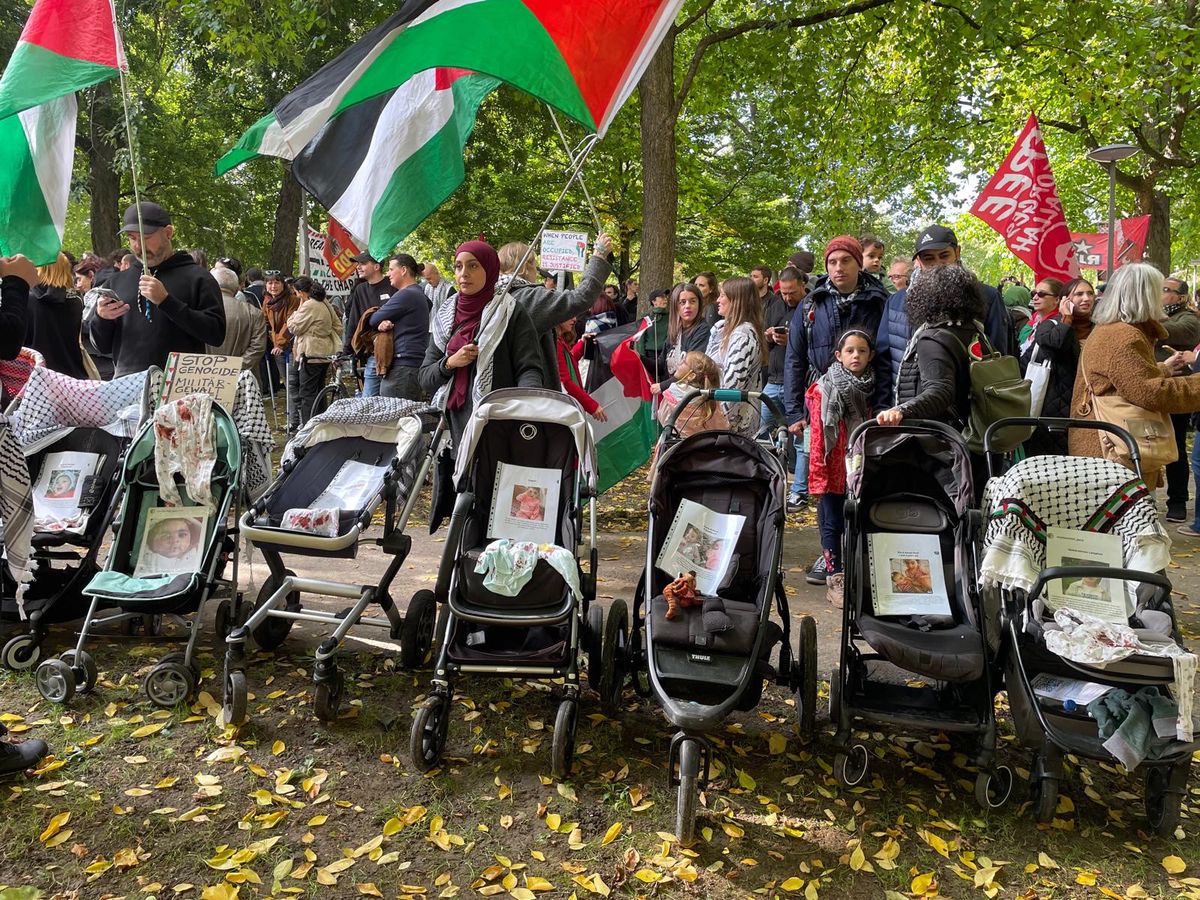 Des participants rendent hommage aux enfants palestiniens.