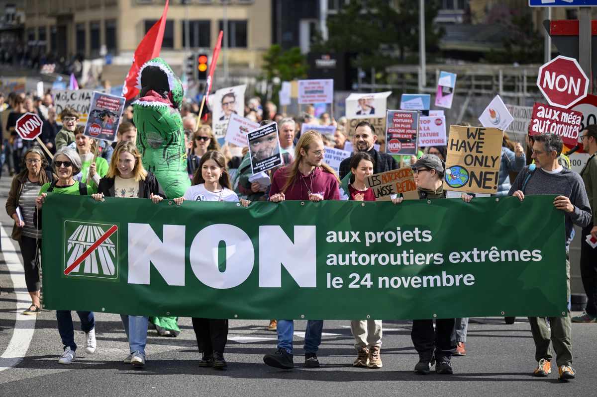 Des personnes manifestent contre les projets d'extensions d'autoroutes ce samedi 5 octobre 2024 à Lausanne.