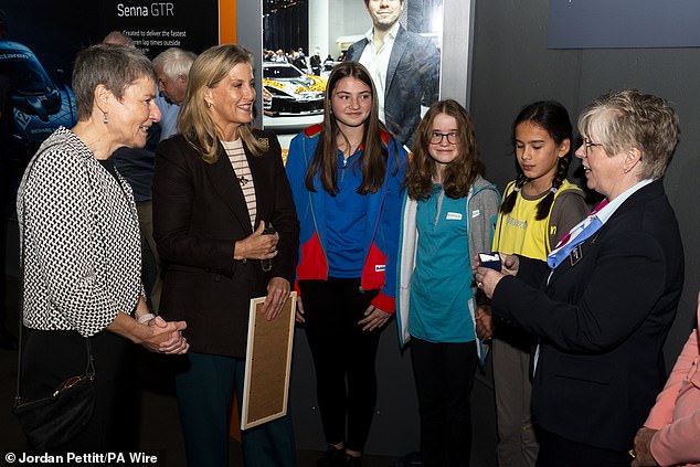 Duchesse d'Édimbourg recevant des badges des Girl Guides