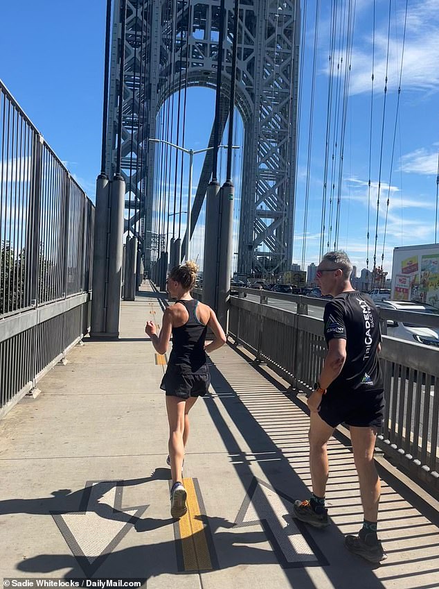 Les coureurs franchissant la ligne d'arrivée