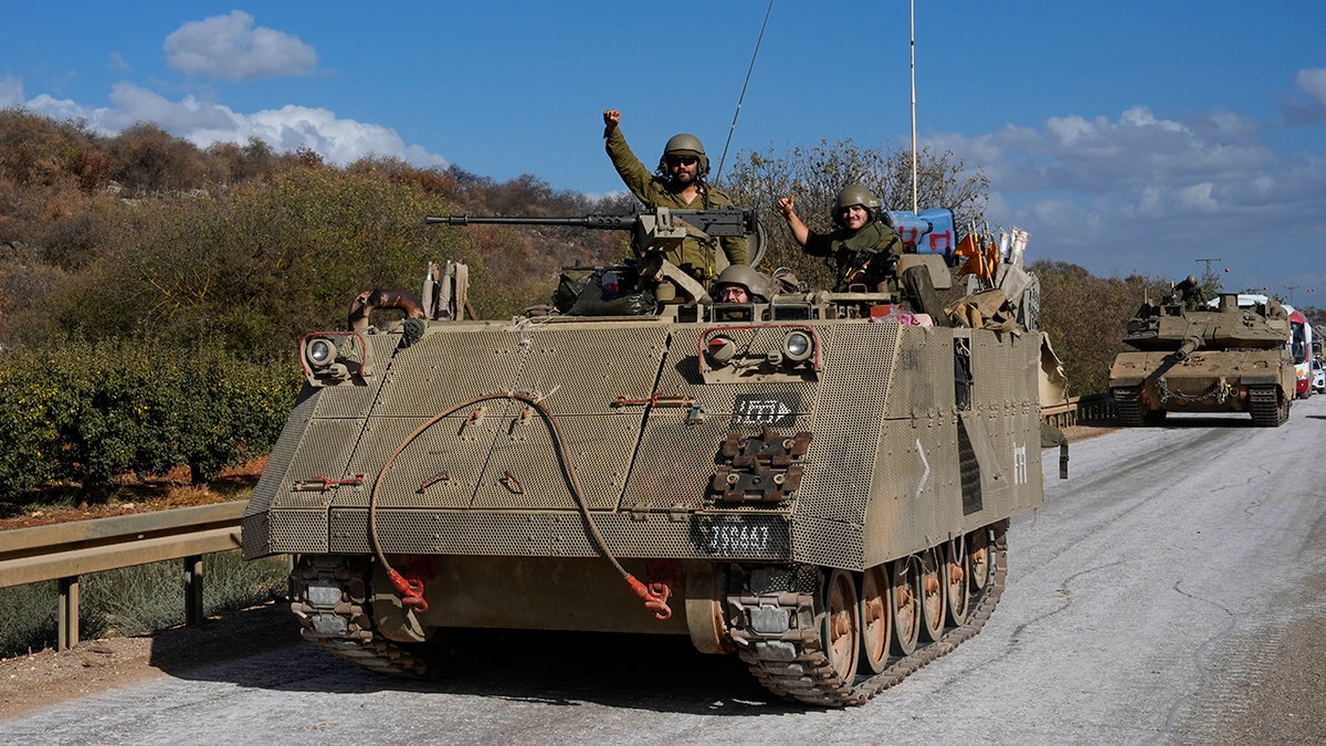 Soldats israéliens en mouvement près du Liban.