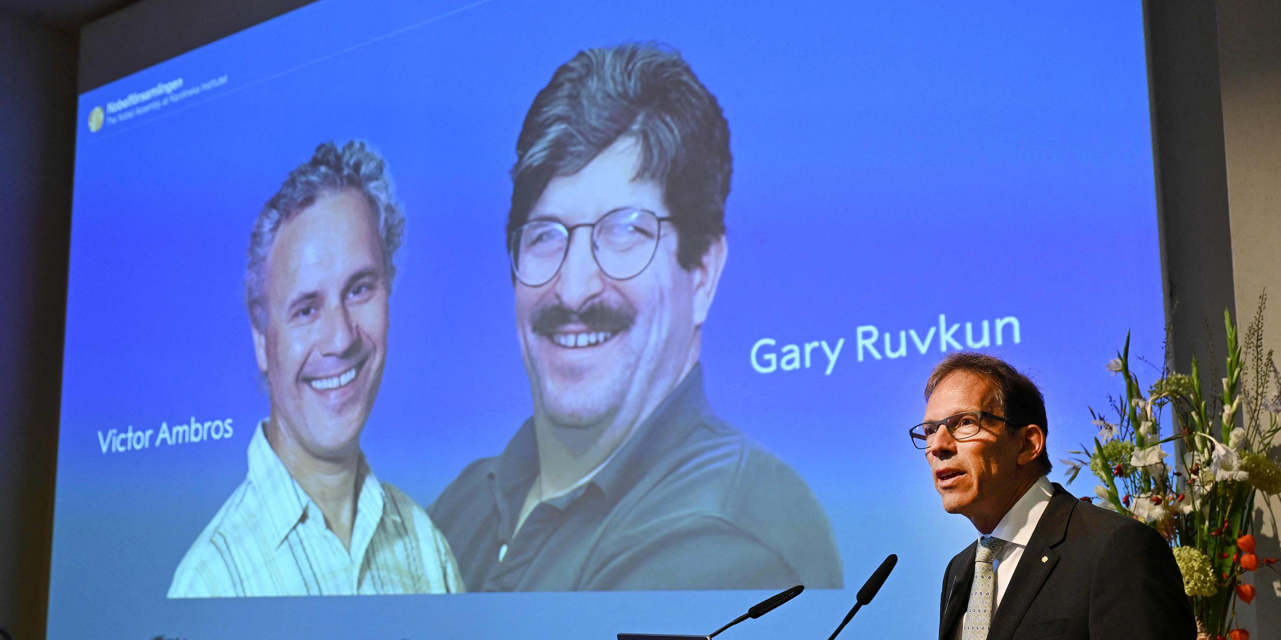 Victor Ambros et Gary Ruvkun lors de l'annonce des lauréats du prix Nobel de Médecine