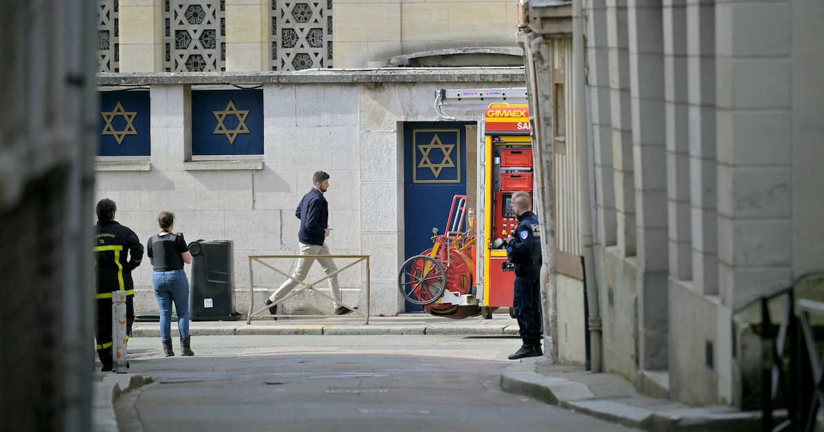 La police et les pompiers près de la synagogue de Rouen, le 17 mai 2024