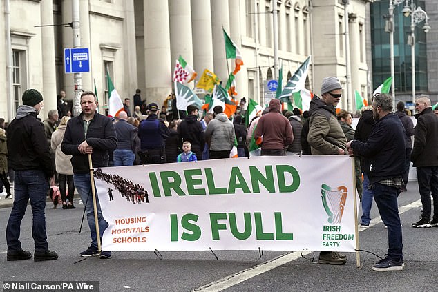 Manifestation de résistance contre les réfugiés en Irlande