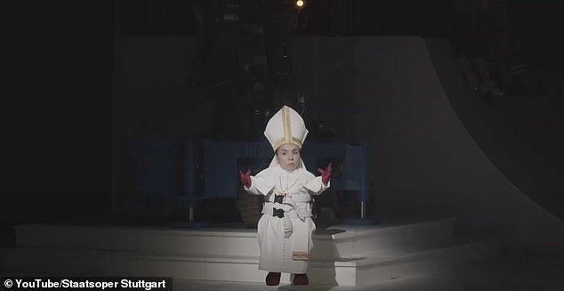 Une femme pape figure dans la performance, que les critiques disent 'dissèquent' le catholicisme.