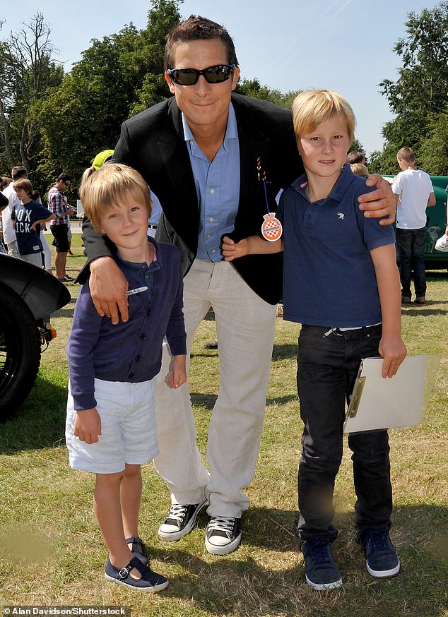 Bear Grylls avec ses fils Jesse et Marmaduke à Goodwood House en juillet 2011