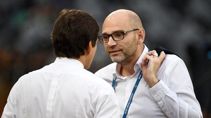 Victoriano Melero en discussion avec Leonardo, le directeur sportif du PSG, le 3 août 2019, à Shenzhen (Chine).