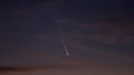 La comète C/2023 A3 Tsuchinshan-Atlas dans le ciel au-dessus du village d'Aguas Blancas (Uruguay)