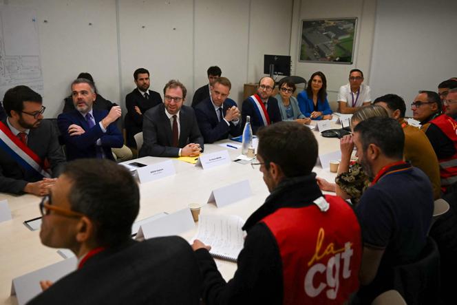 Le ministre de l’économie, Antoine Armand (au centre), et le ministre délégué en charge de l’industrie, Marc Ferracci (à droite), lors d’une réunion avec des représentants syndicaux à l’usine Sanofi de Lisieux (Calvados), le 14 octobre 2024.