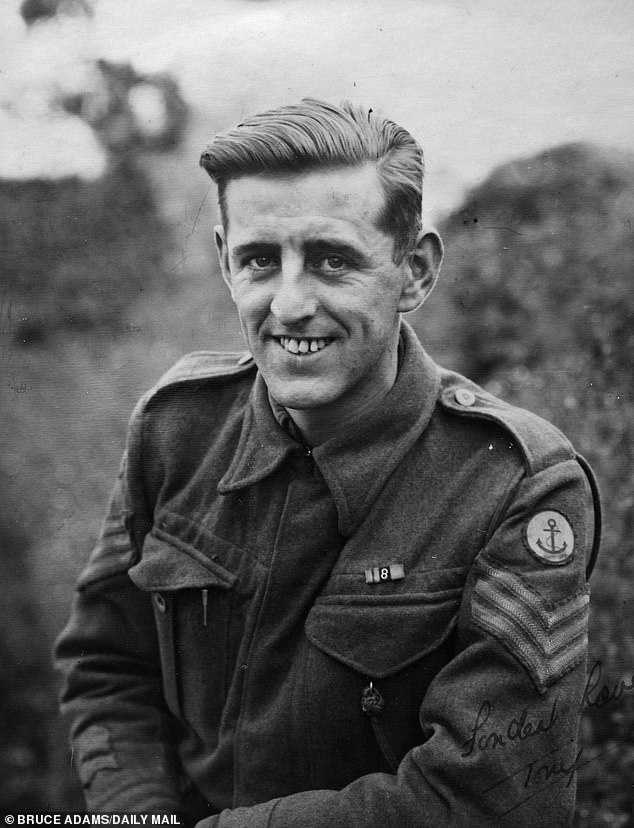 Tony Johnson a combattu à la bataille d'El Alamein en 1942 et a participé aux débarquements alliés à Salerno, en Italie, en 1943.