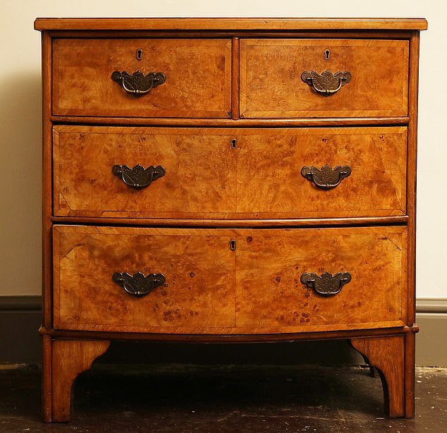 Commode géorgienne en noyer à 259 euros