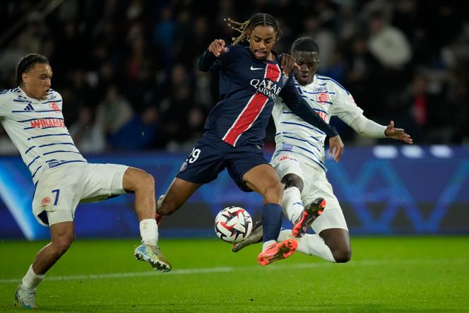 L’attaquant du PSG Bradley Barcola s’infiltre au milieu de deux joueurs strasbourgeois, le 19 octobre 2024, au Parc des Princes à Paris.