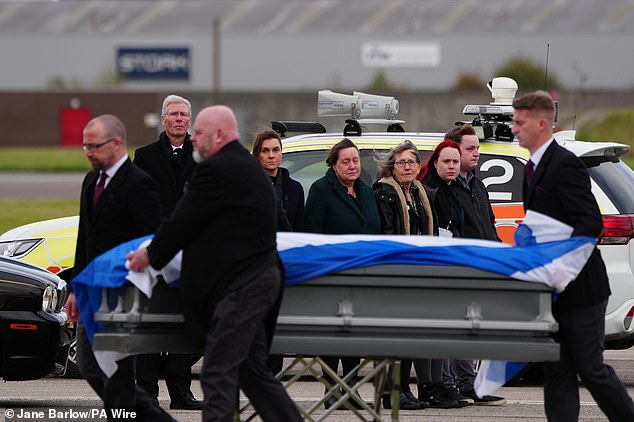 Kenny MacAskill avec la famille de Salmond à l'aéroport d'Aberdeen