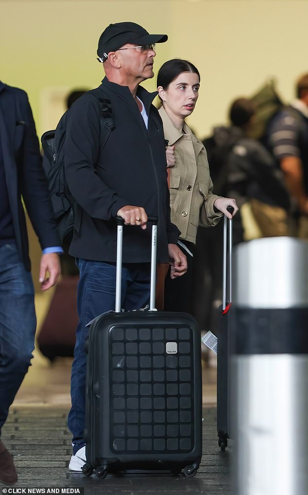 Gregg Wallace à son arrivée au Royaume-Uni avec un chapeau de baseball noir