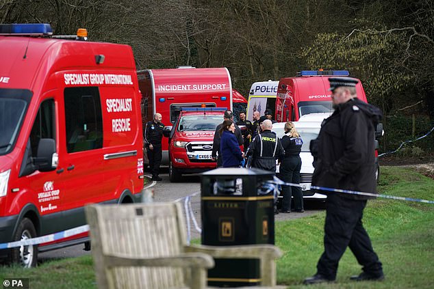 Police sur les lieux à Gravelly Hill à Caterham, Surrey, où Mme Johnston a été attaquée