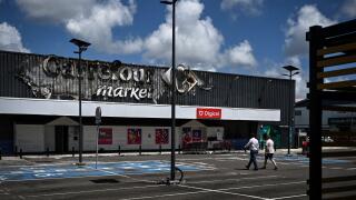 Un Carrefour brûlé en Martinique lors des manifestations contre la vie chère le 17 octobre 2024.