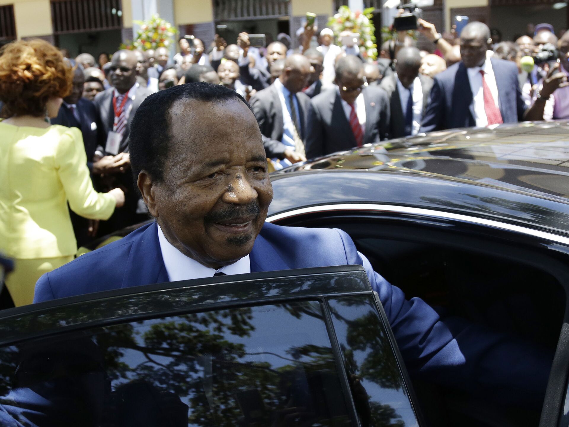 Paul Biya saluant ses partisans