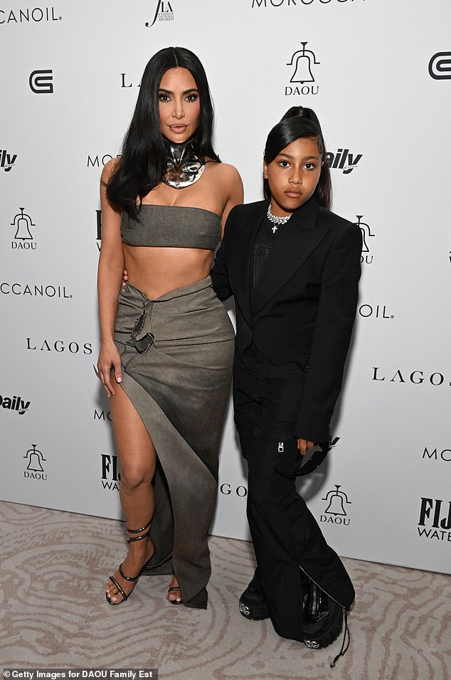 North West a offert un collier à sa mère, Kim Kardashian.