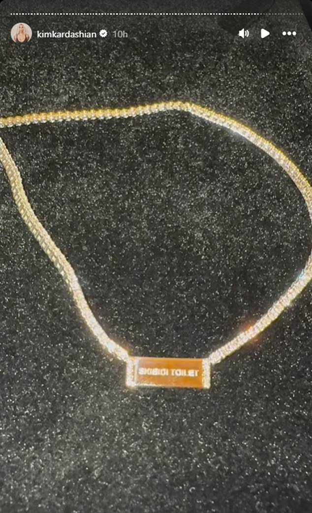 Kim Kardashian dévoile le collier à ses abonnés.