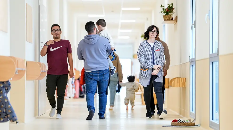 Menores con sus padres en la Escuela Infantil Municipal Muñeco de Nieve en Vicálvaro (Madrid).