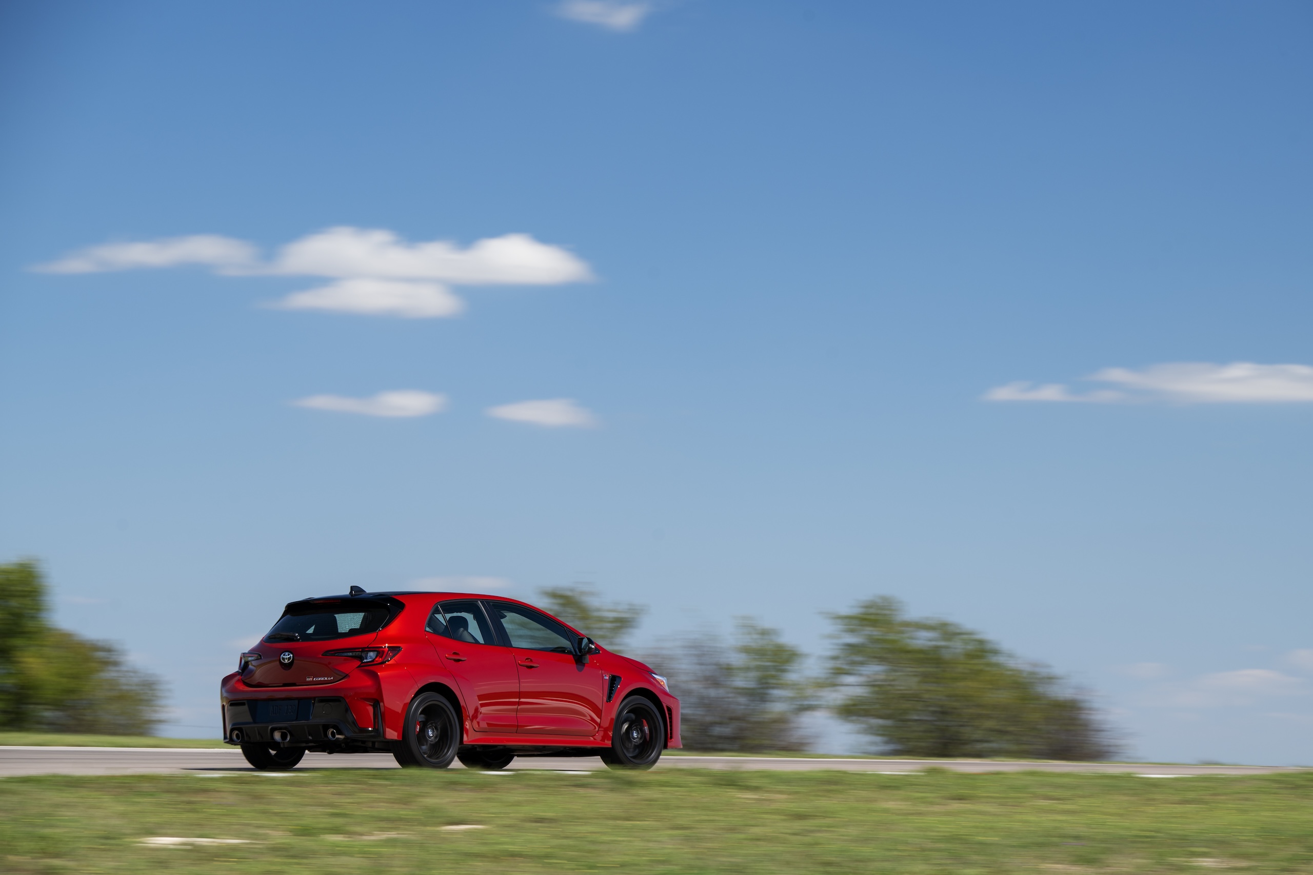 Vue de côté de la Toyota GR Corolla 2025