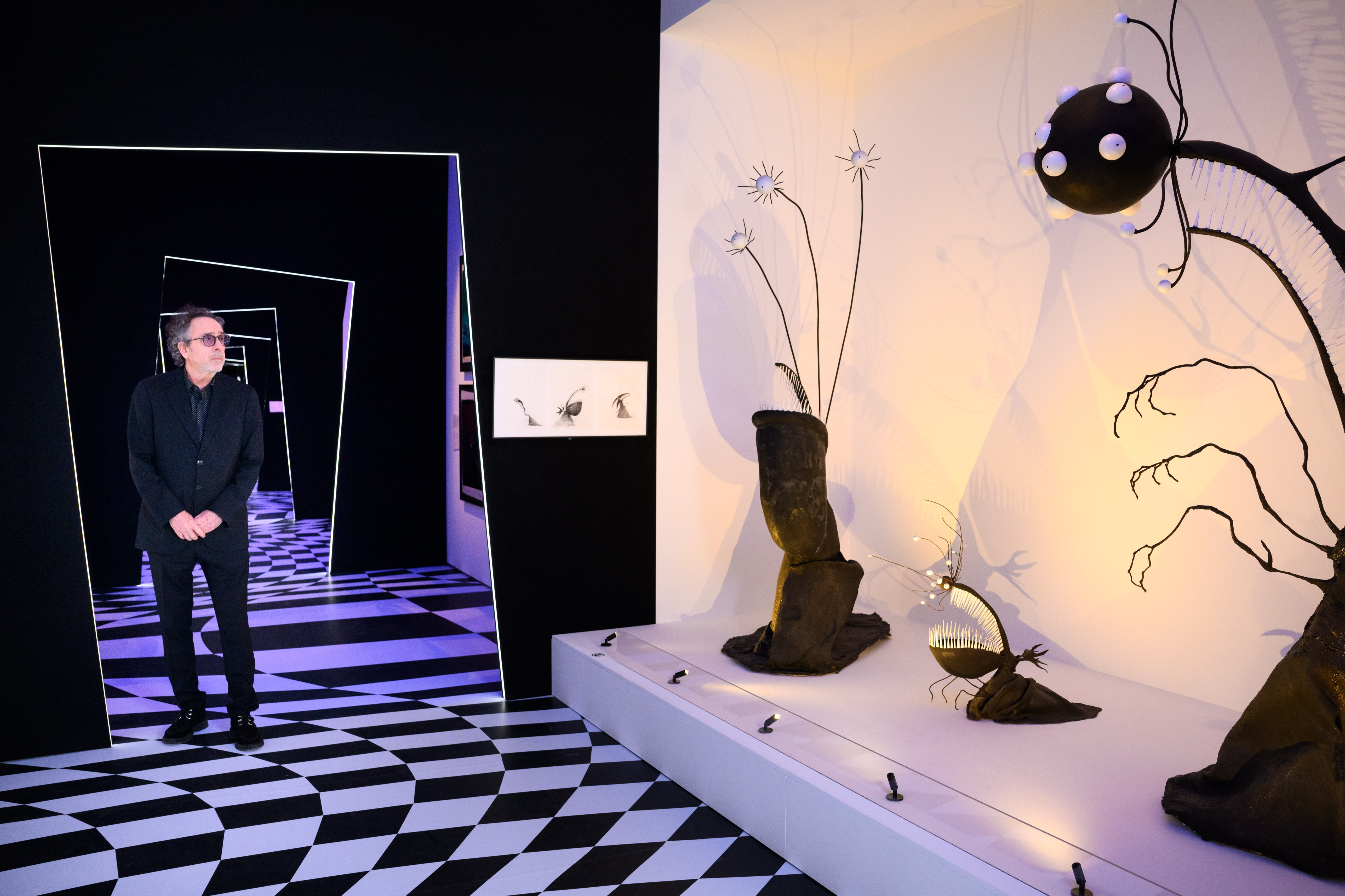 Tim Burton visite son exposition à Londres, qui présente un design de sol frappant et des portes inclinées