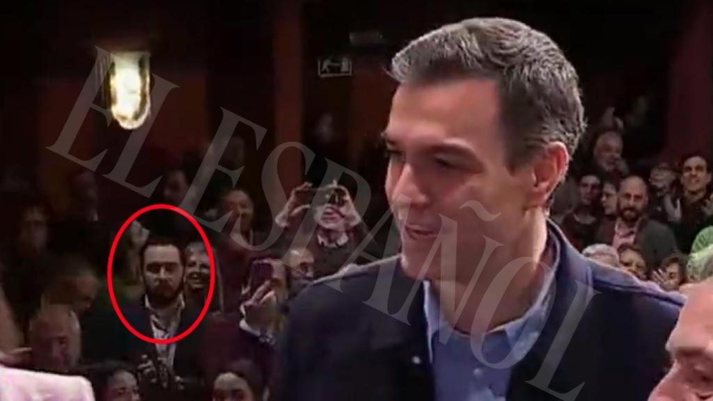 El comisionista Víctor de Aldama en un acto del PSOE el 3 de febrero de 2019 en el que se fotografió junto a Pedro Sánchez.