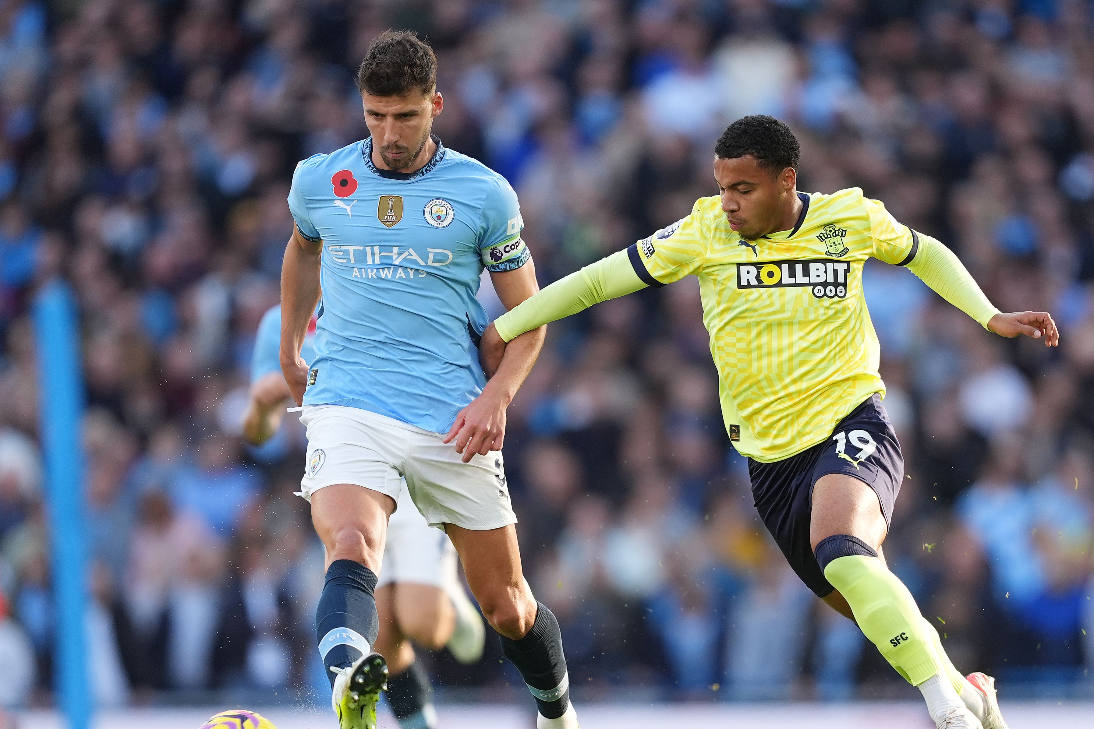 Ruben Dias (à gauche) a aidé Manchester City à une victoire étroite contre Southampton