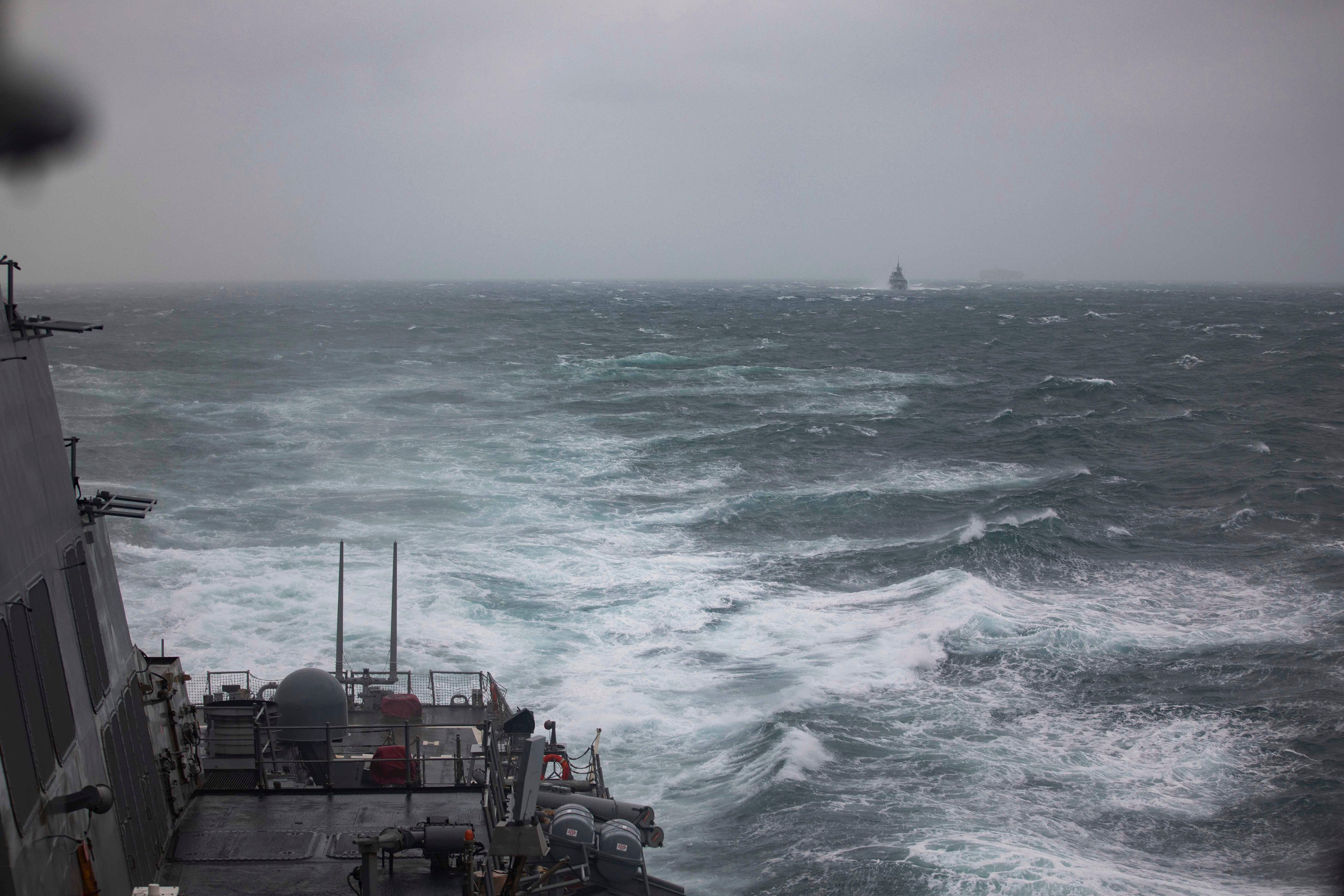 USS Higgins et HMCS Vancouver dans le détroit de Taïwan