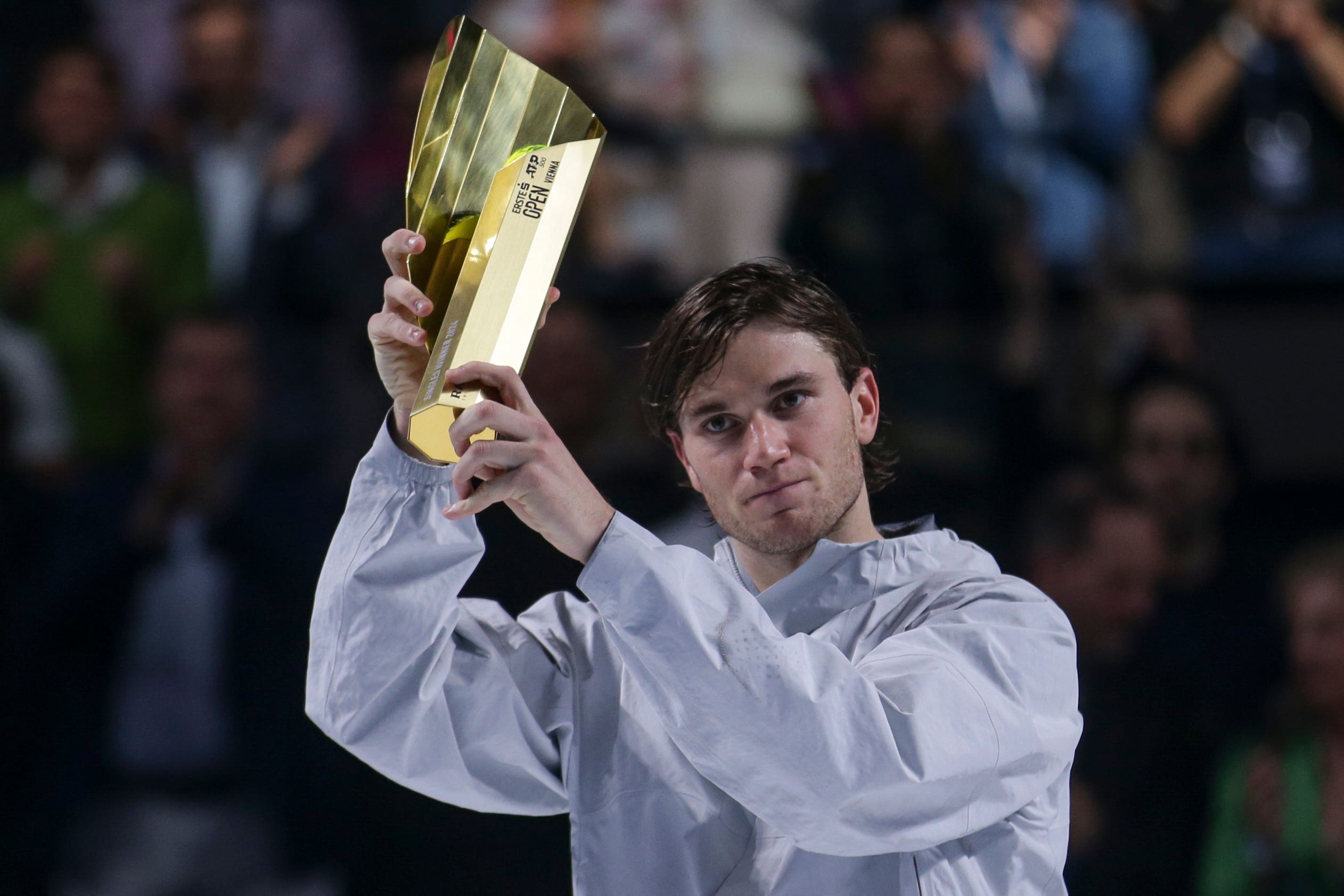 Jack Draper soulève le trophée après avoir battu Karen Khachanov à Vienne