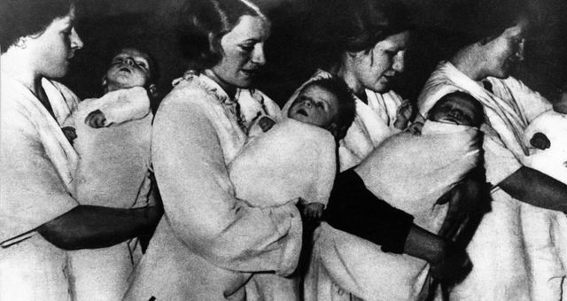 Femmes allemandes portant des enfants dans un Lebensborn durant la Seconde guerre mondiale